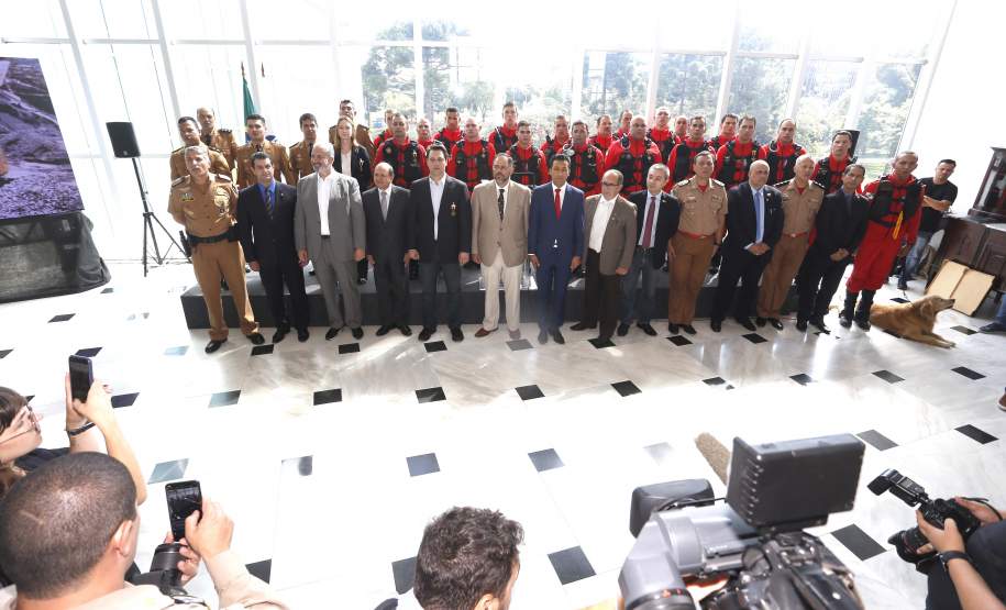 GOVERNADOR HOMENAGEIA BOMBEIROS E OUTROS PROFISSIONAIS DO ESTADO QUE ATUARAM EM BRUMADINHO, MG O governador Carlos Massa Ratinho Junior homenageou, nesta segunda-feira (1/4) bombeiros do Estado e profissionais de outras áreas enviados pelo Paraná para apoio aos trabalhos em Brumadinho (MG), após o rompimento da barragem da Mina do Feijão. Curitiba, 01-04-19.Foto: Arnaldo Alves / ANPr.