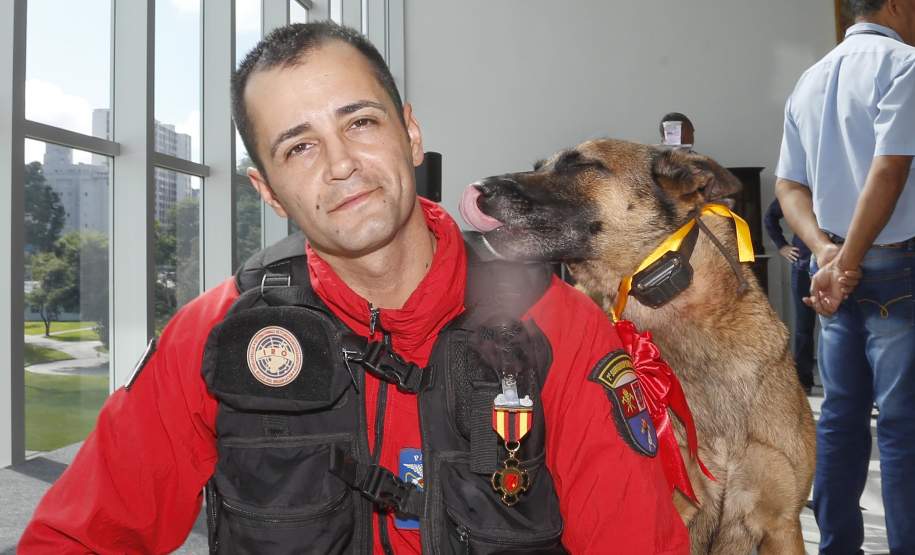 GOVERNADOR HOMENAGEIA BOMBEIROS E OUTROS PROFISSIONAIS DO ESTADO QUE ATUARAM EM BRUMADINHO, MG O governador Carlos Massa Ratinho Junior homenageou, nesta segunda-feira (1/4) bombeiros do Estado e profissionais de outras áreas enviados pelo Paraná para apoio aos trabalhos em Brumadinho (MG), após o rompimento da barragem da Mina do Feijão. Curitiba, 01-04-19.Foto: Arnaldo Alves / ANPr.
