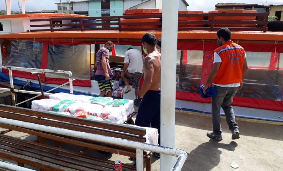 entrega de cestas básicas na Ilha do Mel