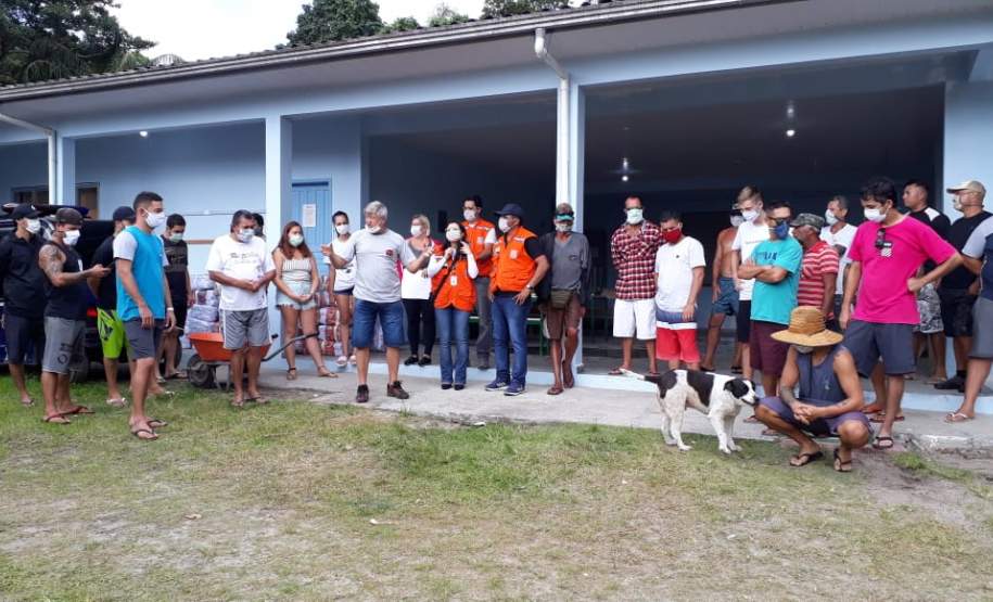 entrega de cestas básicas na Ilha do Mel