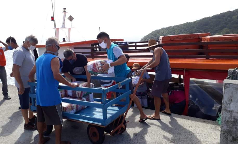 entrega de cestas básicas na Ilha do Mel
