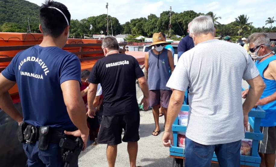 entrega de cestas básicas na Ilha do Mel