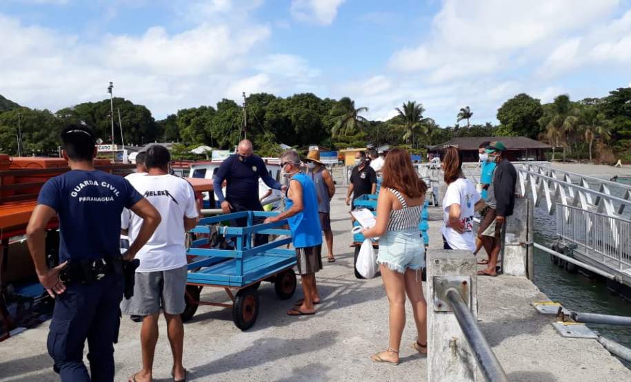 entrega de cestas básicas na Ilha do Mel