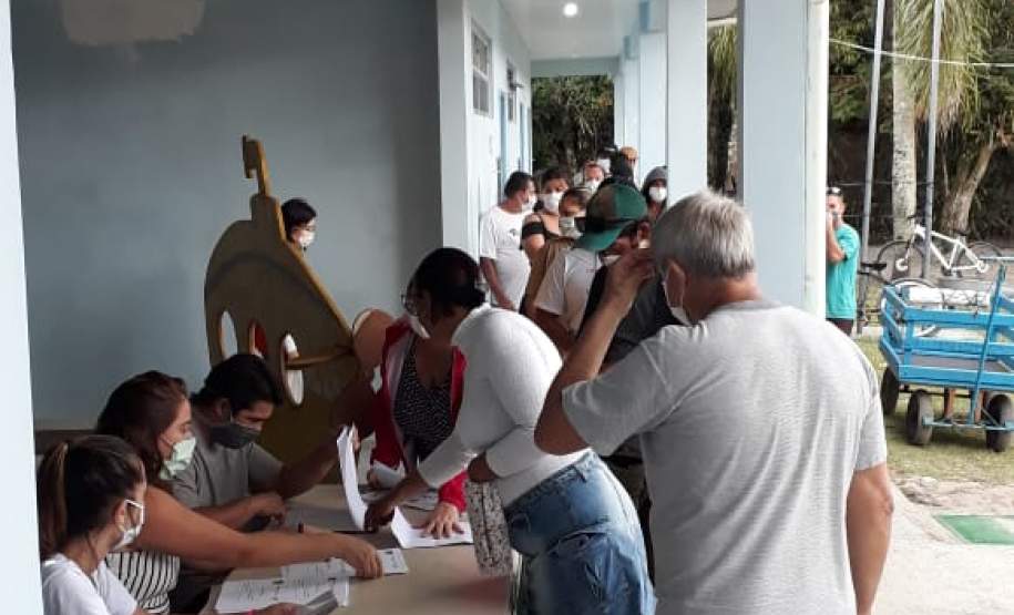 entrega de cestas básicas na Ilha do Mel