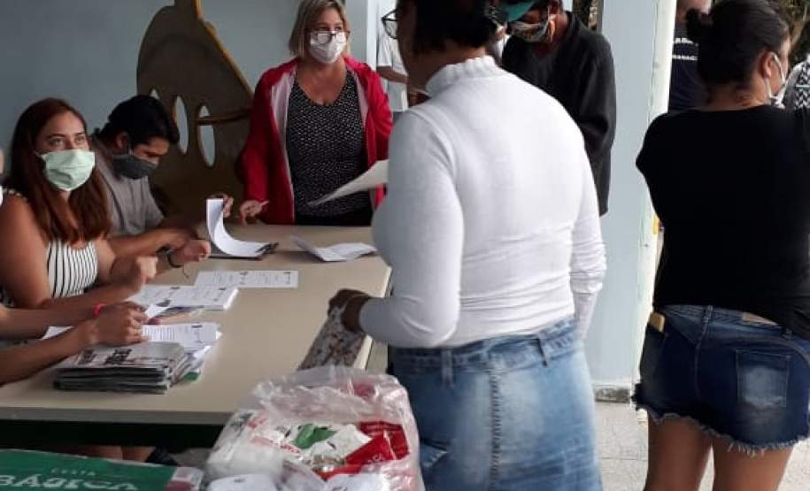 entrega de cestas básicas na Ilha do Mel