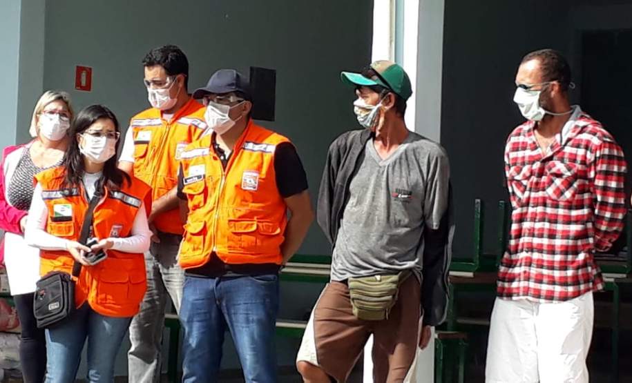 entrega de cestas básicas na Ilha do Mel