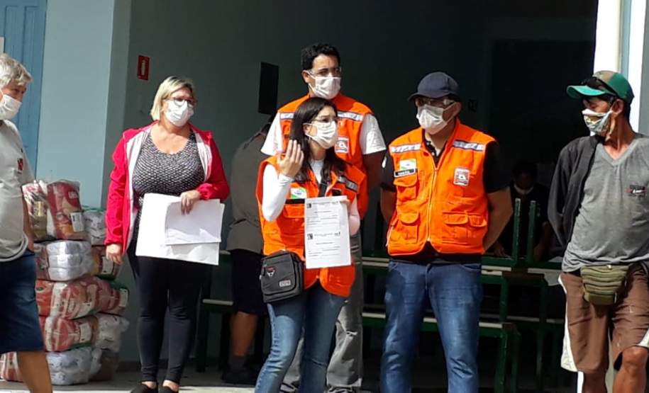 entrega de cestas básicas na Ilha do Mel