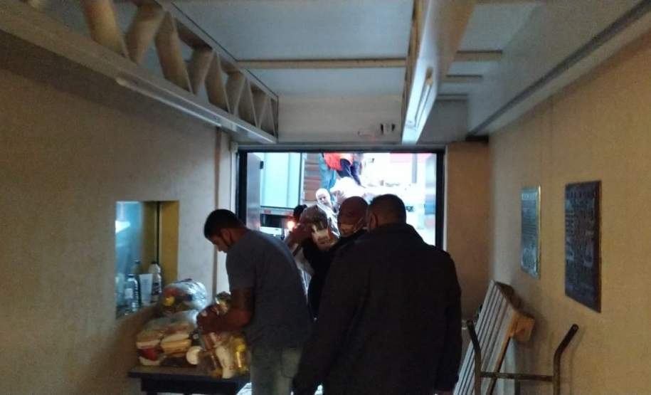 Entrega de cestas à CUFA