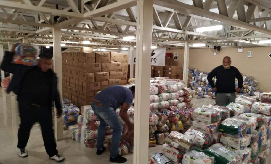 Entrega de cestas à CUFA