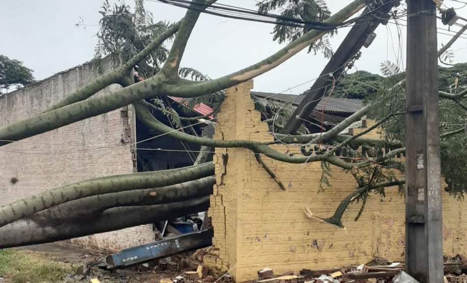 Temporais deixam mais de 1,2 mil casas destelhadas no Paraná
