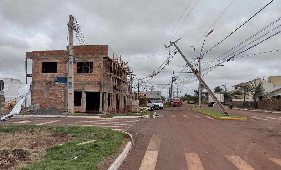 Temporais deixam mais de 1,2 mil casas destelhadas no Paraná