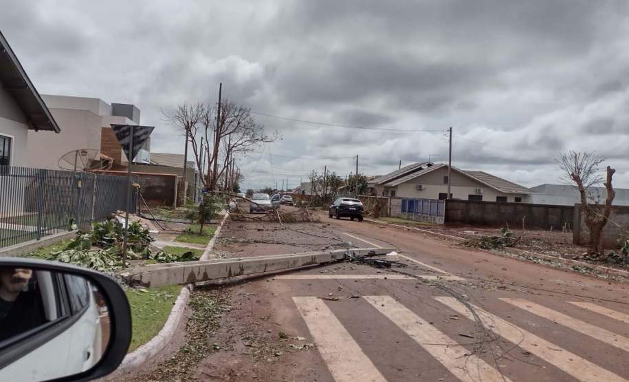 Temporais deixam mais de 1,2 mil casas destelhadas no Paraná