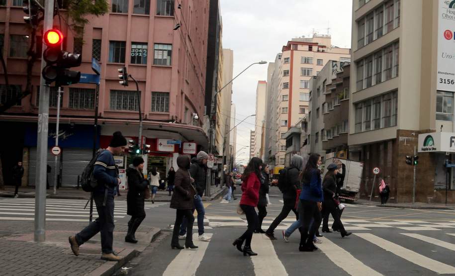 Pessoas caminhando na rua