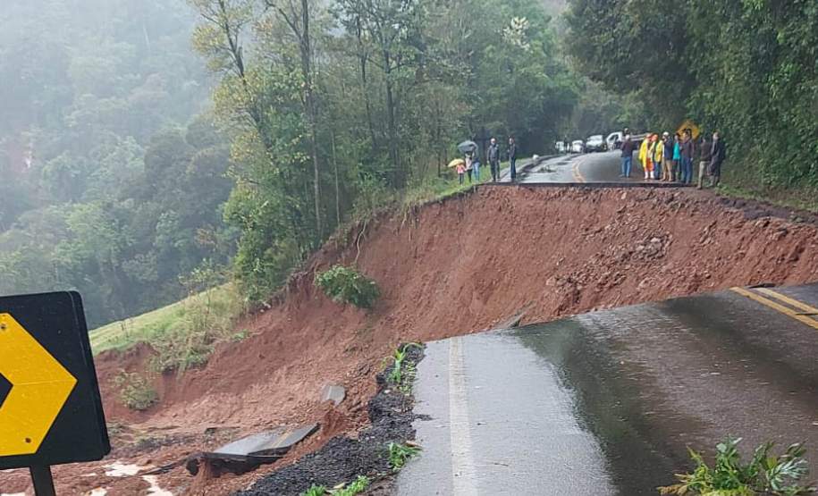 Rodovia afetada pelas chuvas