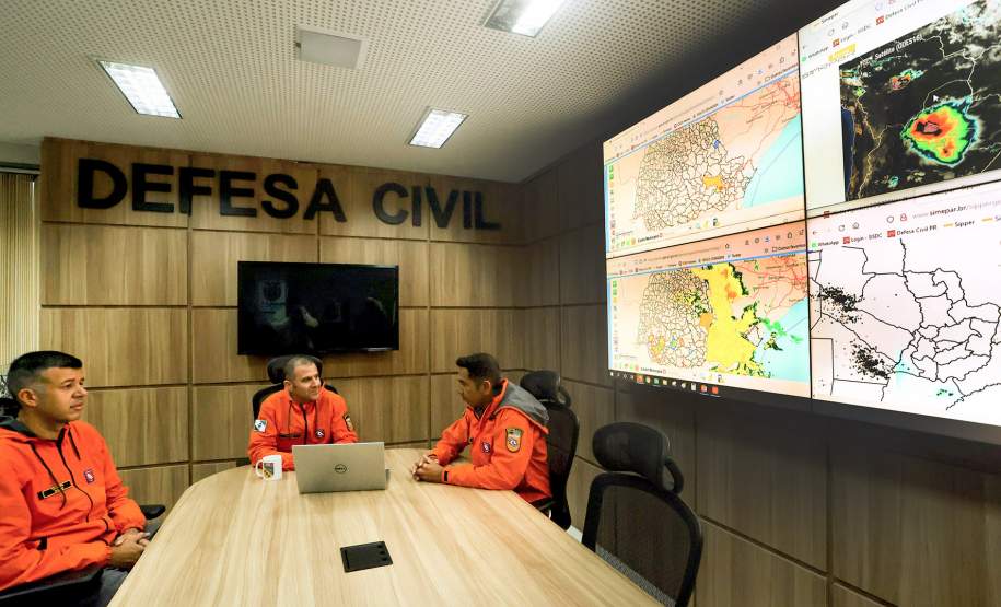 Defesa Civil do Paraná parte para o litoral de São Paulo para auxiliar municípios afetados pelas chuvas