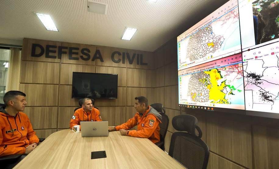 Defesa Civil do Paraná parte para o litoral de São Paulo para auxiliar municípios afetados pelas chuvas