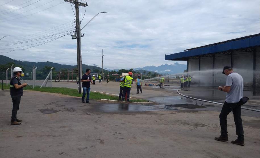 Exercício no Porto de Antonina simula atendimento de emergência com produto tóxico