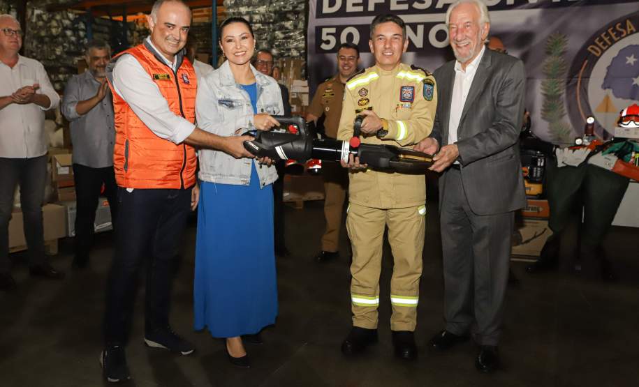 Piana entrega equipamentos para Bombeiros e "kits de resposta" a eventos climáticos para cidades
