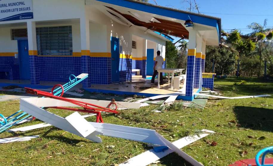 Defesa Civil distribui telhas para ajudar atingidos pelos ventos em Guaratuba e Morretes