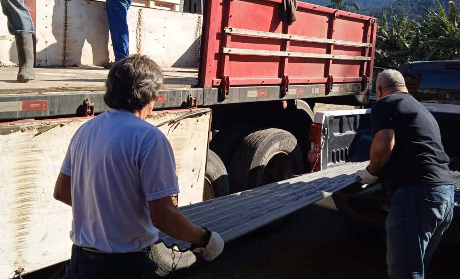 Defesa Civil distribui telhas para ajudar atingidos pelos ventos em Guaratuba e Morretes