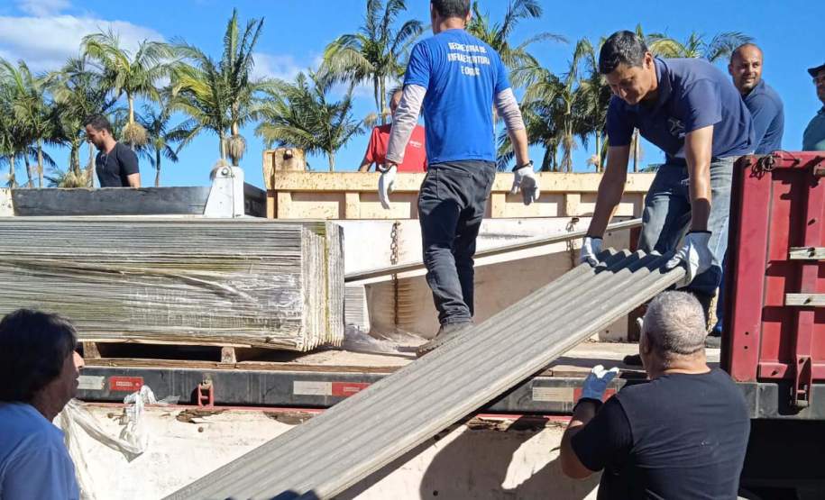 Defesa Civil distribui telhas para ajudar atingidos pelos ventos em Guaratuba e Morretes
