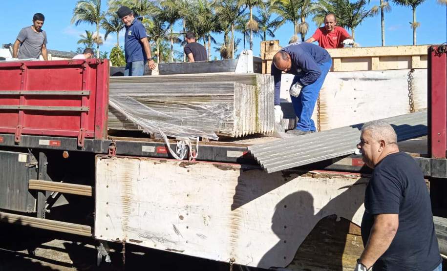 Defesa Civil distribui telhas para ajudar atingidos pelos ventos em Guaratuba e Morretes