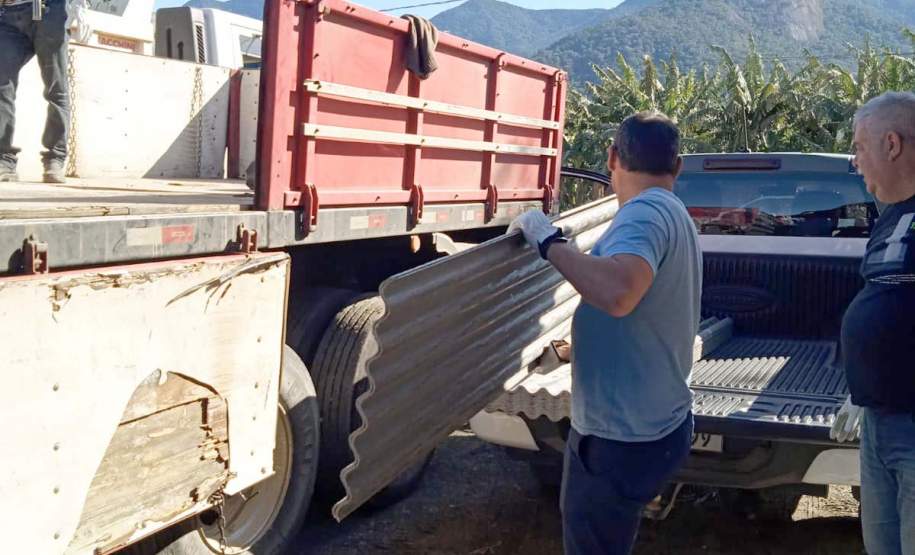 Defesa Civil distribui telhas para ajudar atingidos pelos ventos em Guaratuba e Morretes