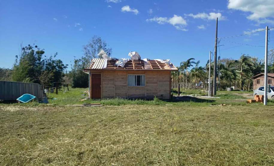 Defesa Civil distribui telhas para ajudar atingidos pelos ventos em Guaratuba e Morretes