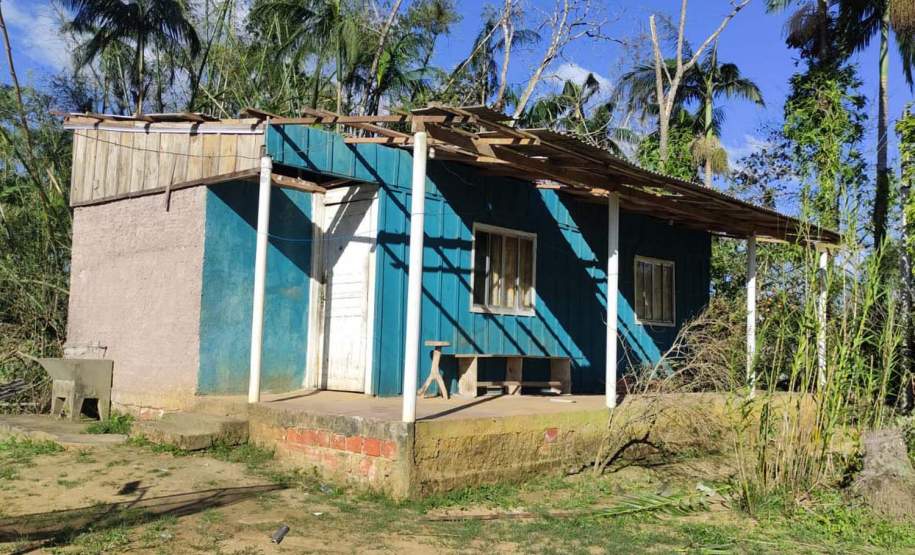 Defesa Civil distribui telhas para ajudar atingidos pelos ventos em Guaratuba e Morretes