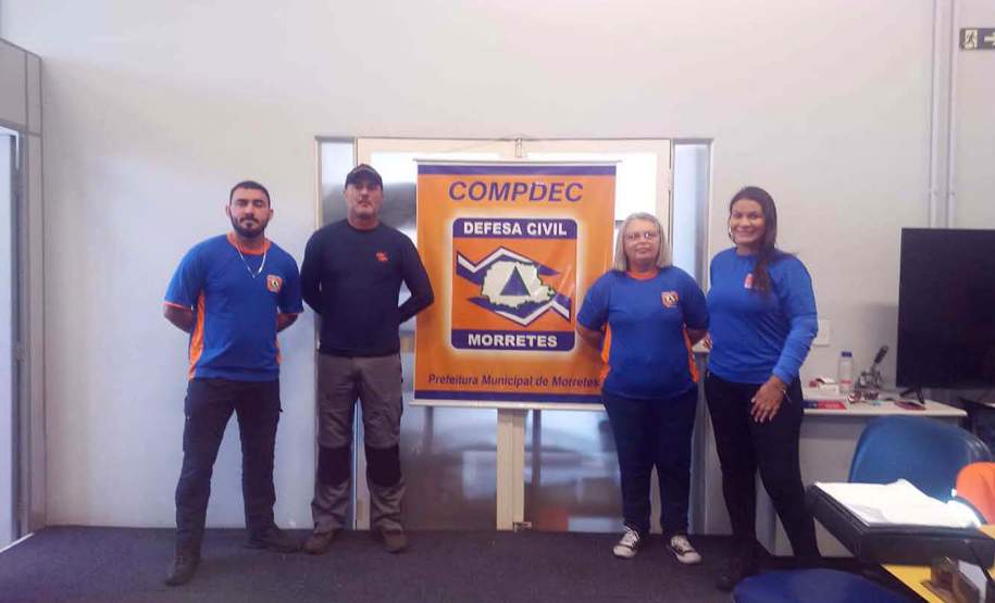 Defesa Civil distribui telhas para ajudar atingidos pelos ventos em Guaratuba e Morretes