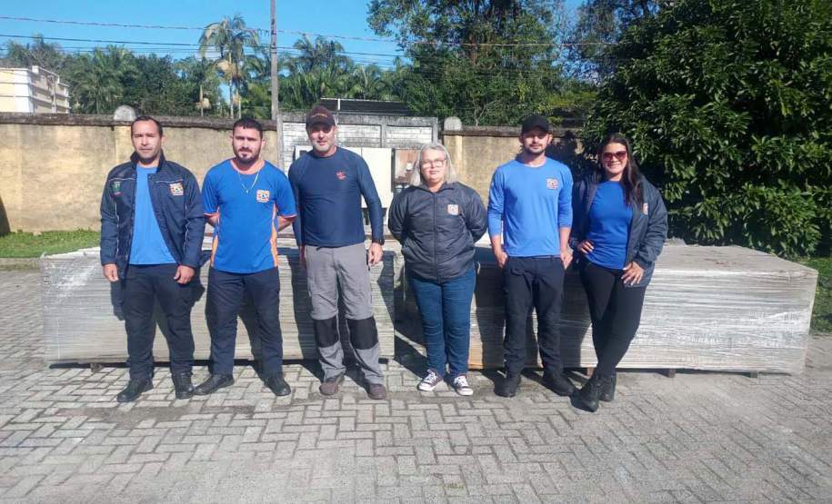 Defesa Civil distribui telhas para ajudar atingidos pelos ventos em Guaratuba e Morretes