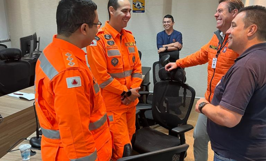 Visita dos militares do Corpo de Bombeiros Militar de Minas Gerais