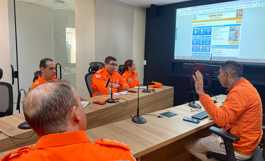 Visita dos militares do Corpo de Bombeiros Militar de Minas Gerais