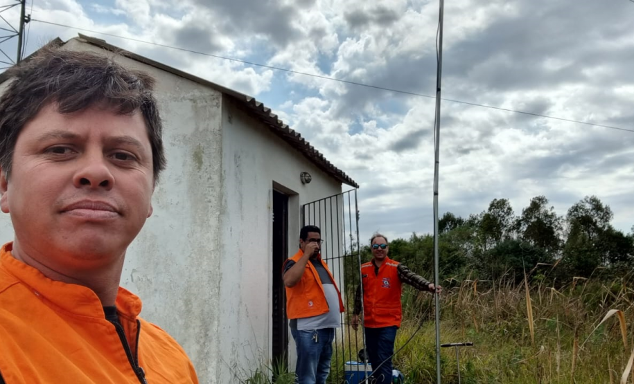 Radioamadores voluntários treinam protocolos em simulado de comunicação