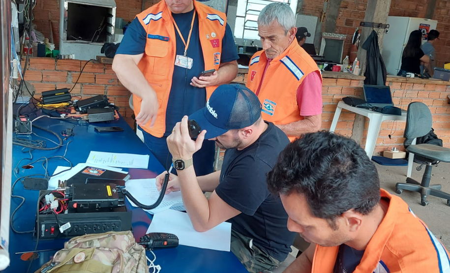 Radioamadores voluntários treinam protocolos em simulado de comunicação
