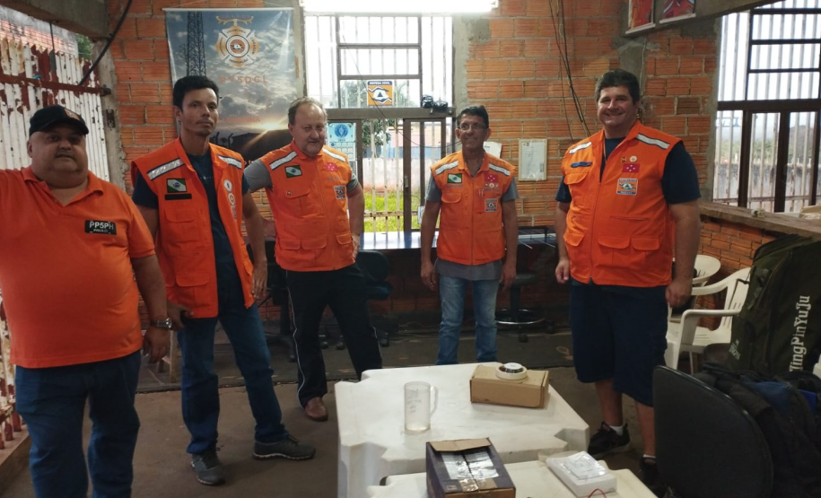 Radioamadores voluntários treinam protocolos em simulado de comunicação