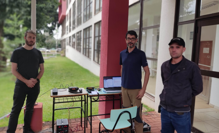 Radioamadores voluntários treinam protocolos em simulado de comunicação