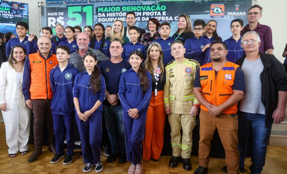 Governador entrega R$ 52 milhões em veículos e equipamentos à Defesa Civil