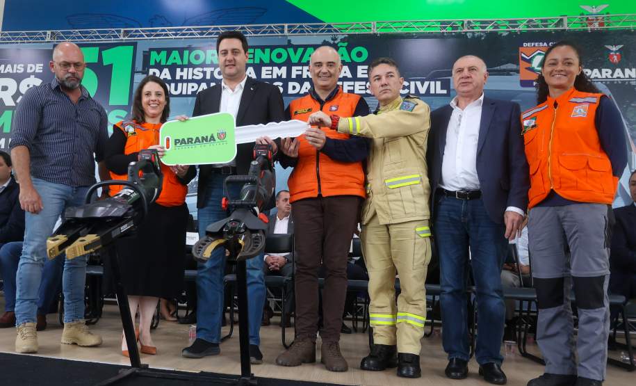 Governador entrega R$ 52 milhões em veículos e equipamentos à Defesa Civil