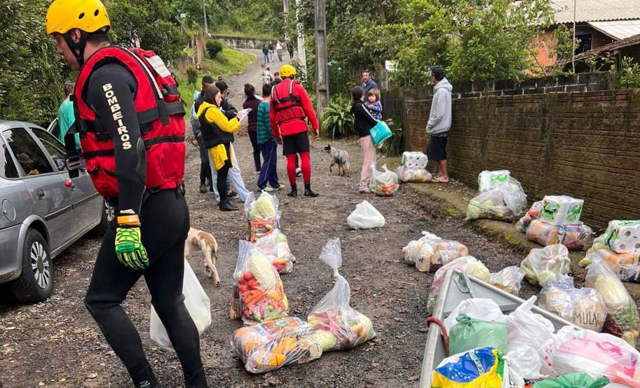 Estado mobiliza doação de 8 toneladas de frango por cooperativas; Defesa Civil entrega cestas básicas