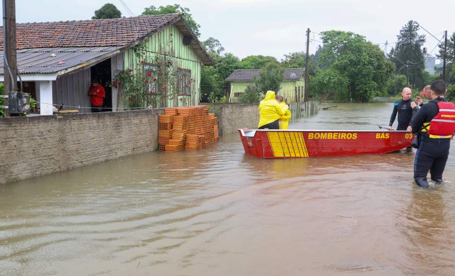 Estado auxilia nos atendimentos a famílias ilhadas em São Mateus do Sul