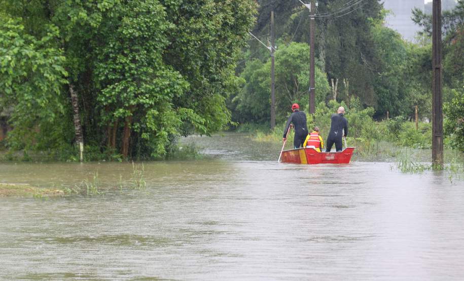 Estado auxilia nos atendimentos a famílias ilhadas em São Mateus do Sul