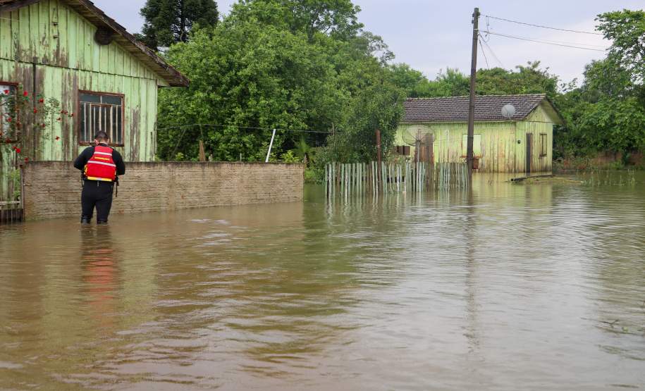 Estado auxilia nos atendimentos a famílias ilhadas em São Mateus do Sul