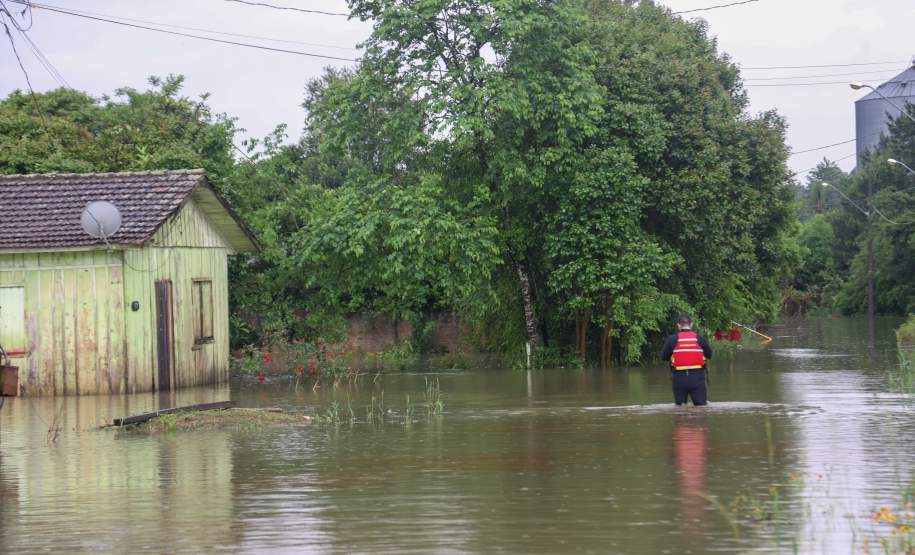 Estado auxilia nos atendimentos a famílias ilhadas em São Mateus do Sul