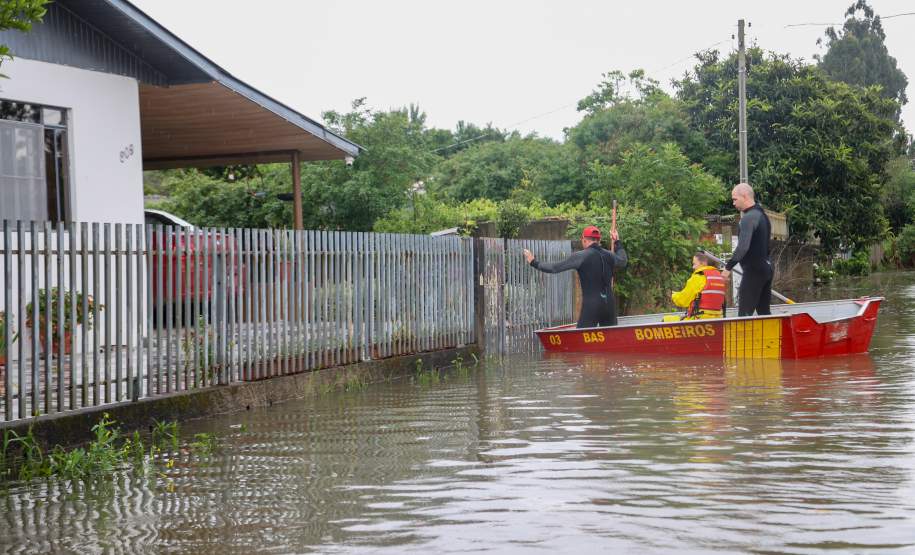 Estado auxilia nos atendimentos a famílias ilhadas em São Mateus do Sul