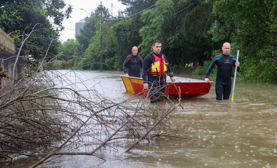Estado auxilia nos atendimentos a famílias ilhadas em São Mateus do Sul