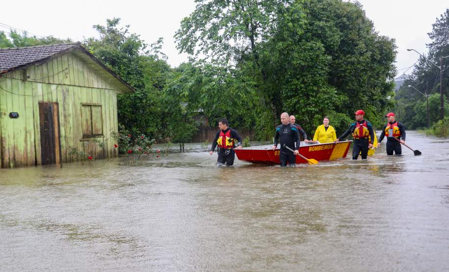 Estado auxilia nos atendimentos a famílias ilhadas em São Mateus do Sul