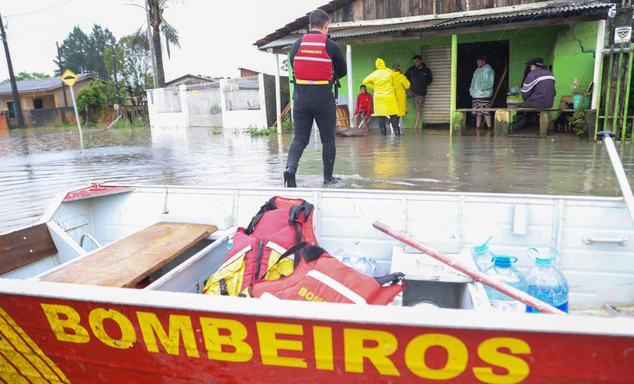 Estado auxilia nos atendimentos a famílias ilhadas em São Mateus do Sul