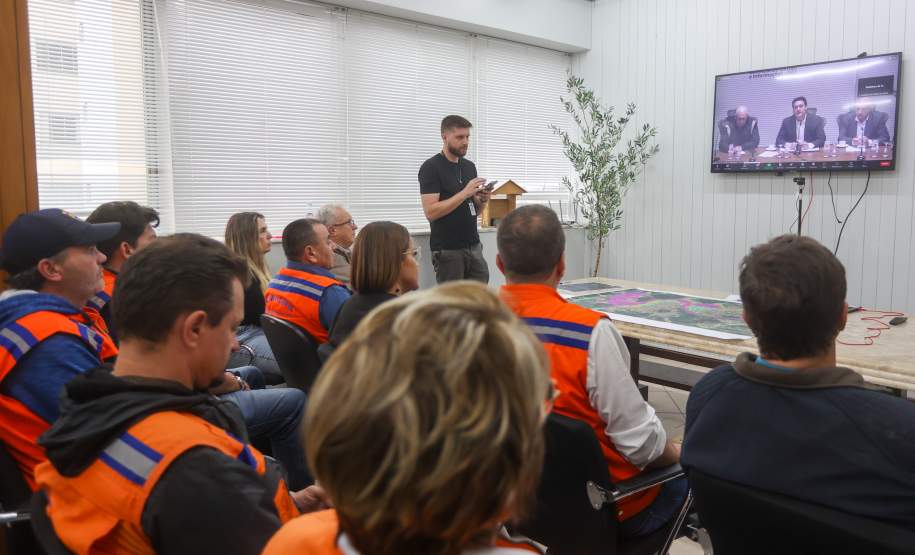 Estado mobiliza doação de 8 toneladas de frango por cooperativas; Defesa Civil entrega cestas básicas