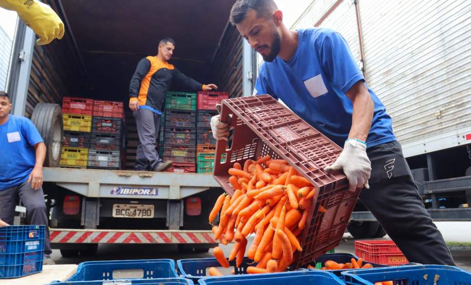 Ceasa-PR envia mais de 25 toneladas de alimentos para cidades afetadas pelas chuvas